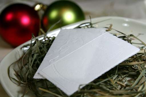 Dwie bombki i opłatki wigilijne